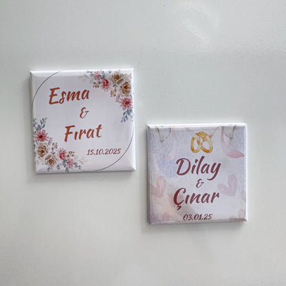 Söz ve nişan törenleri için çiçekli ve alyans tasarımlı, isim yazılı kare magnet hediyelik örnekleri