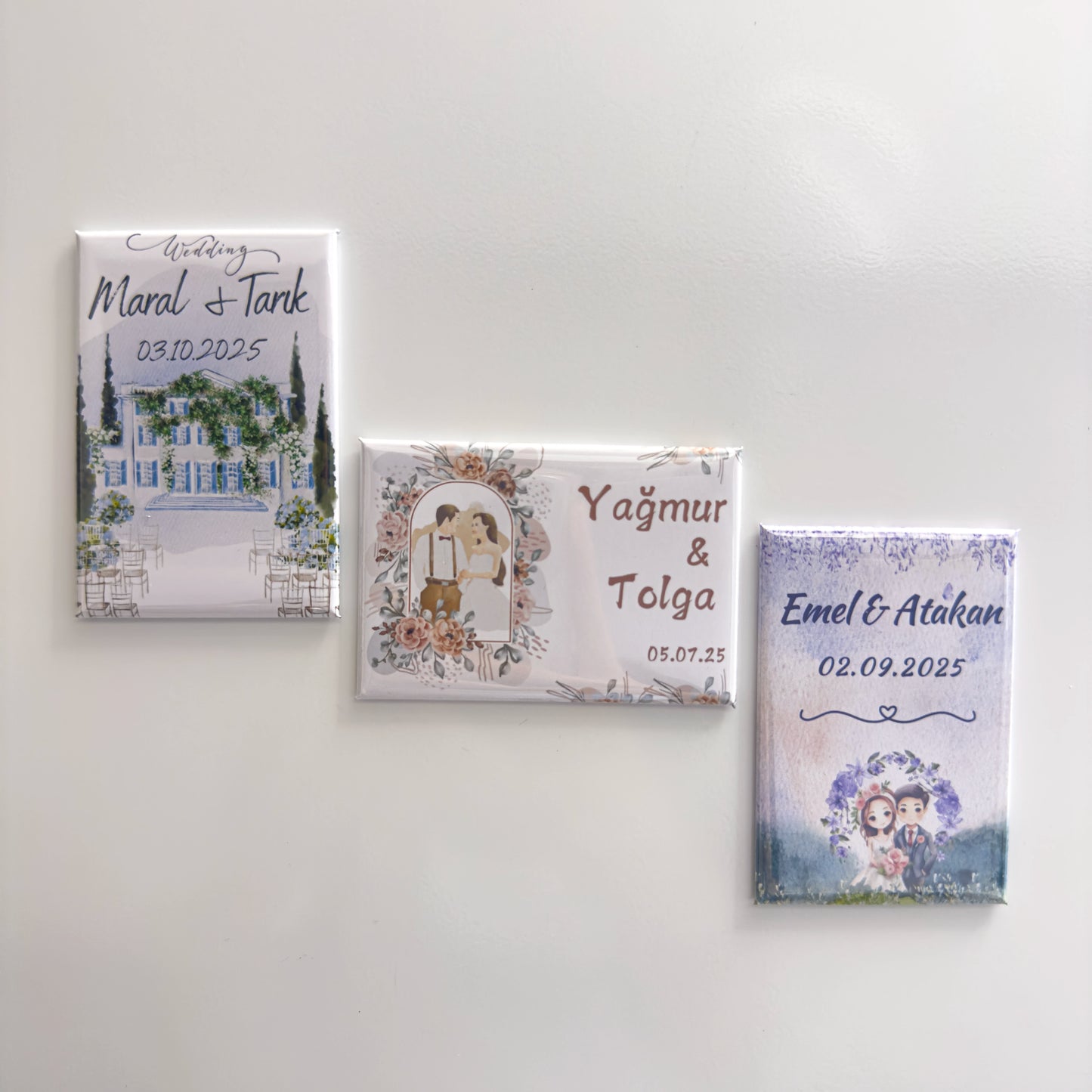 Düğün, nişan ve kına gecesi için isme ve tarihe özel tasarlanmış dikdörtgen magnet modelleri; mekan çizimli ve çift karikatürlü davetiye magnetleri